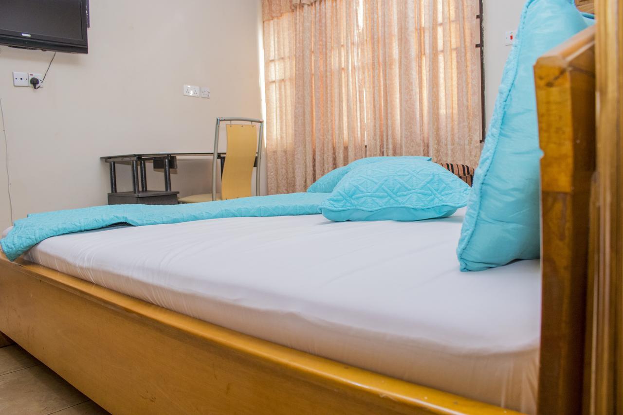 Lovista Hotel North Legon Екстер'єр фото