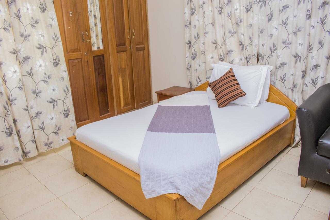 Lovista Hotel North Legon Екстер'єр фото