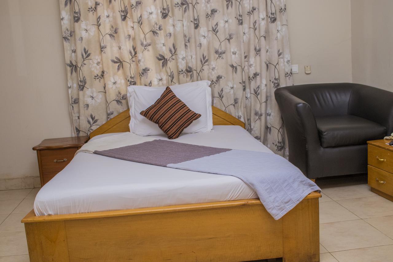 Lovista Hotel North Legon Екстер'єр фото